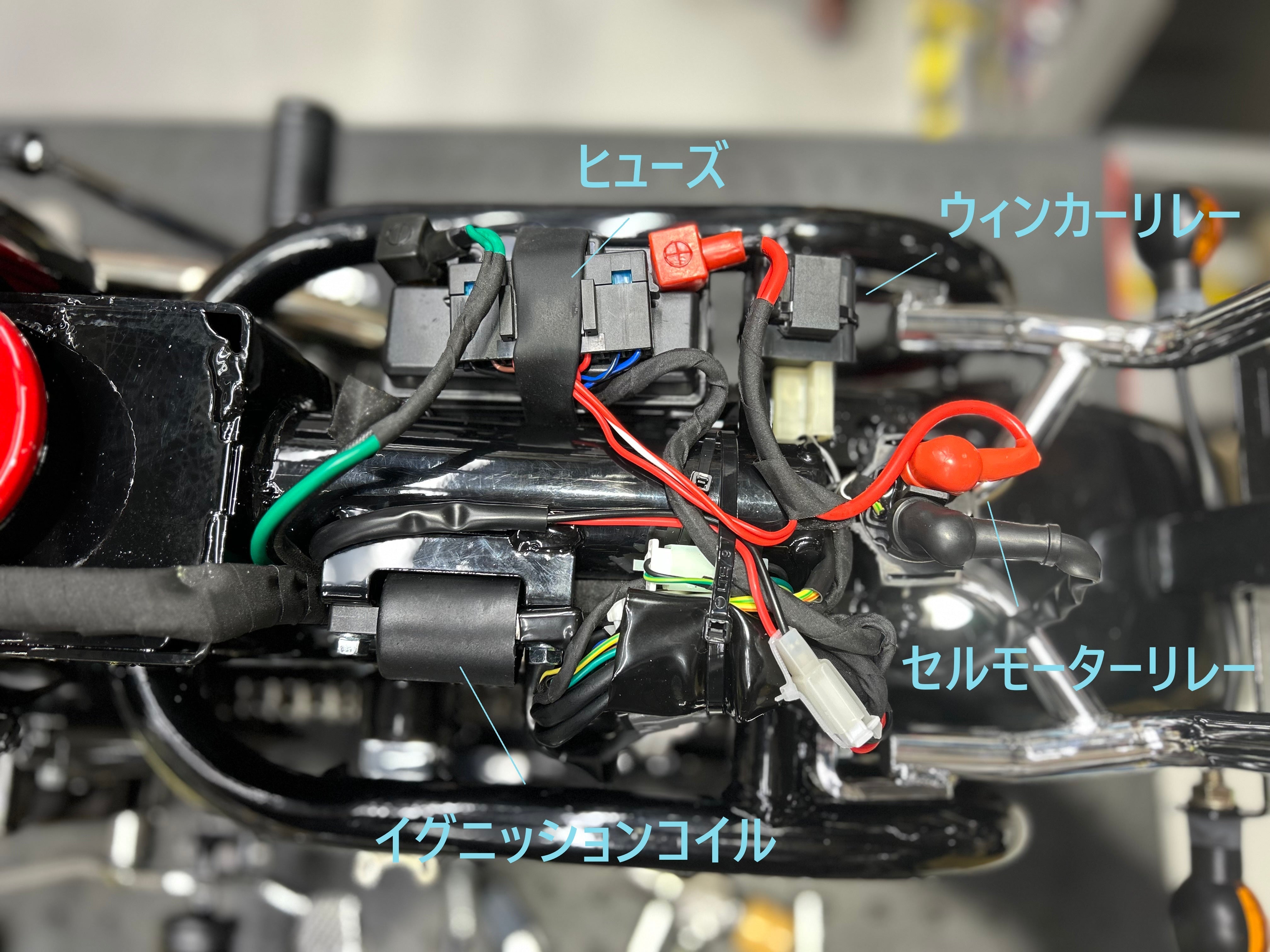 こちらは MINIQの電装部品の写真 です。