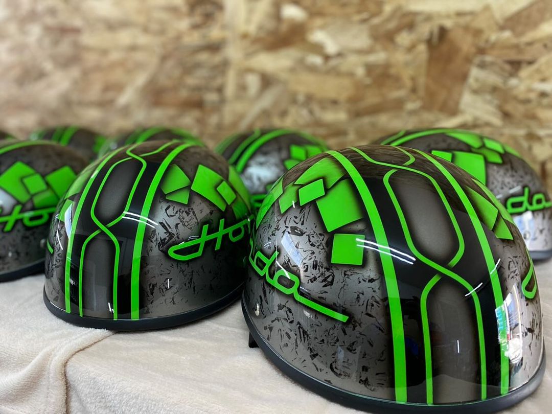 4miniユーザー必見。ダックテールヘルメット スクエア登場