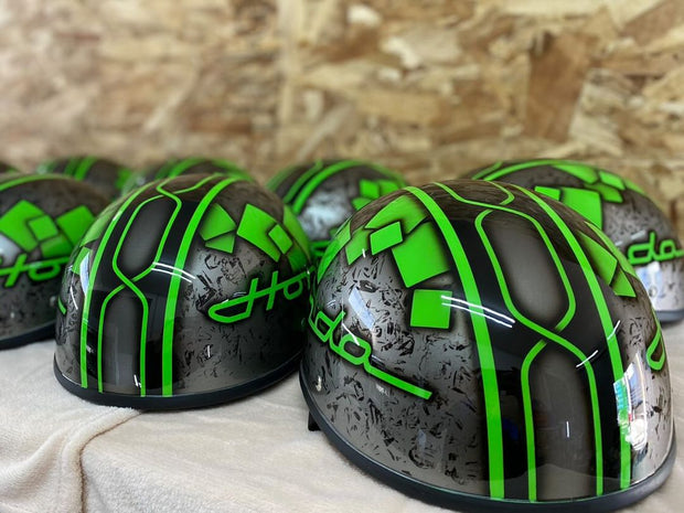 <h4><strong>ダックテールヘルメットスクエア ガンメタ×グリーン</strong></h4>