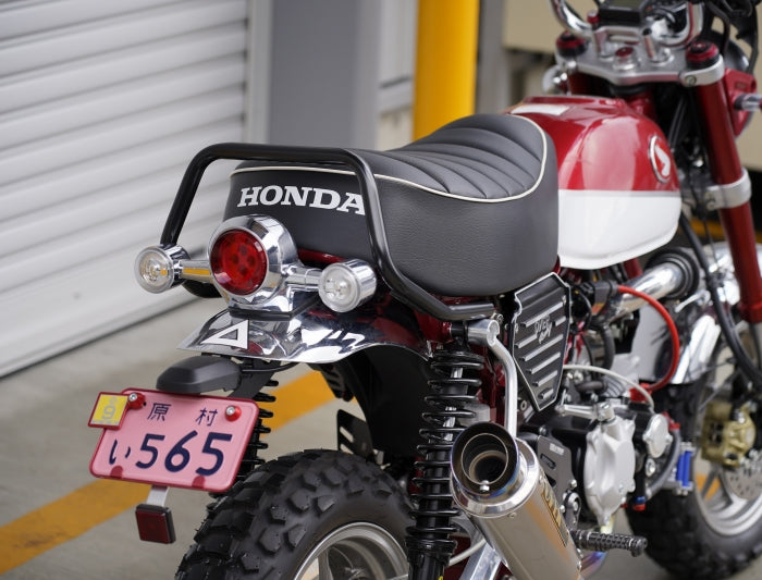 <h2><strong>モンキー125専用 グラブバー（ブラック）</strong><br/></h2><p><br/>「見た目だけじゃない、使えるグラブバー。」<br/>モンキー125専用設計のグラブバーだから、純正車体にそのままボルトオン装着。<br/>フラットな握り部分は幅約170mmを確保し、取り回し・押し引き・タンデム時にもしっかり握れて安心です。<br/>ブラックカラーで車体全体を引き締め、<br/>カスタム感を出しつつも純正ライクな仕上がりを実現。<br/>「あると便利」ではなく、<br/>一度使うと手放せない実用パーツです。</p>