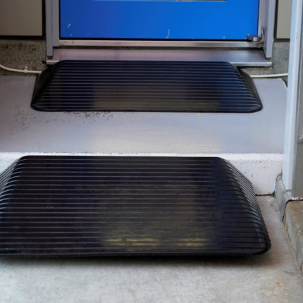 ラバースロープ段差解消 耐荷重5000kg 900×450×75mm