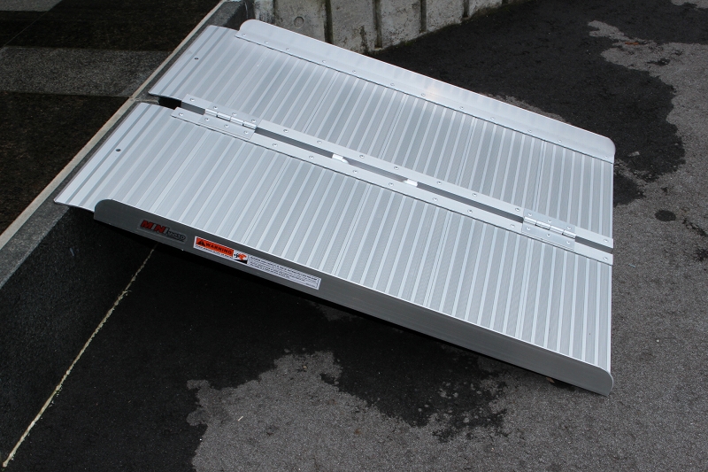 荷物やバイクの積載が変わる！SHアルミスロープ｜トランポ（ハイエース他）内装設計・カスタム施工・製造販売「オグショー」｜do-blog（ドゥブログ） 脱出用側溝スロープ カースロープ アルミ 車 トラック バイク